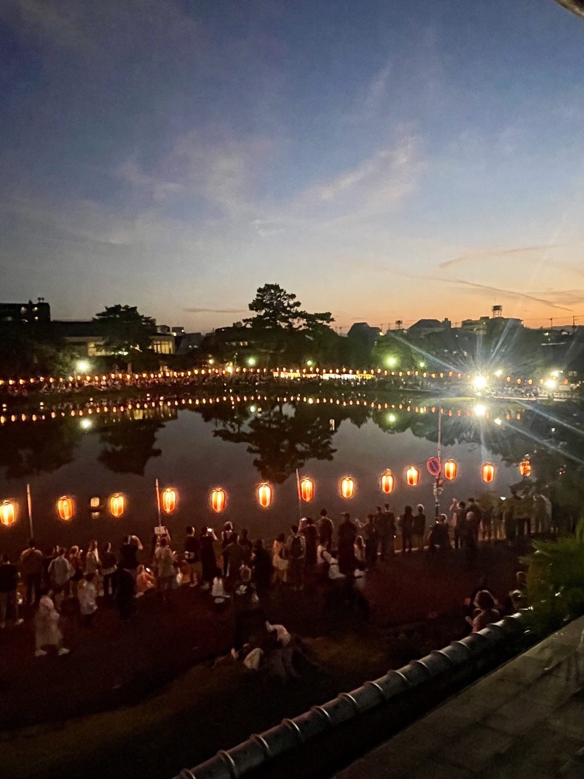 燈籠ゆらめく夜の池