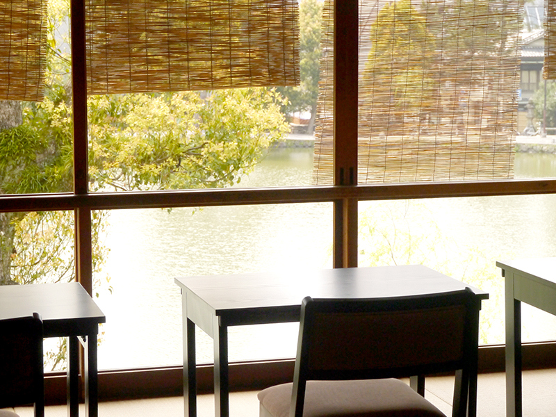 窓辺のカウンター席