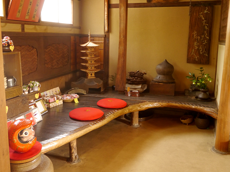 和の趣を感じる店内